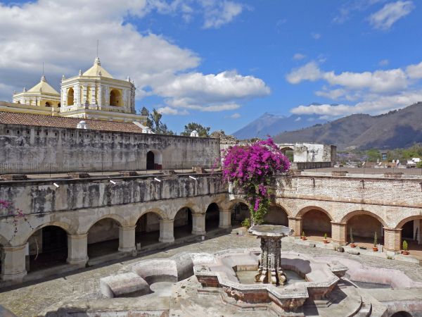 Das berühmte Kloster La Merced in Antigua, Guatemala © Diamir