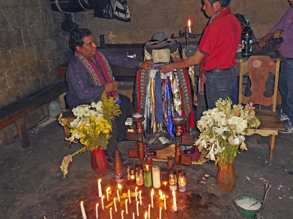 Verehrung des Heiligen Maximon in Santiago im guatemaltekischen Hochland
