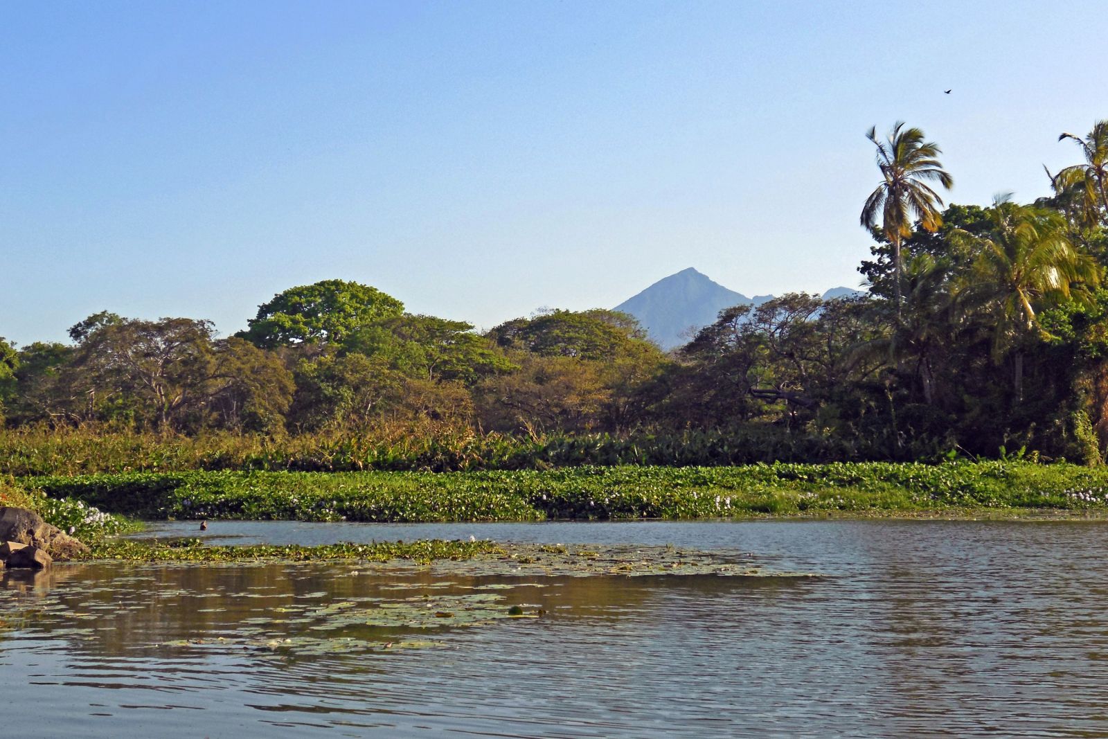Fahrt rund um die „Isletas“  auf dem Nicaraguasee mit Blick auf den Vulkan Mombacho