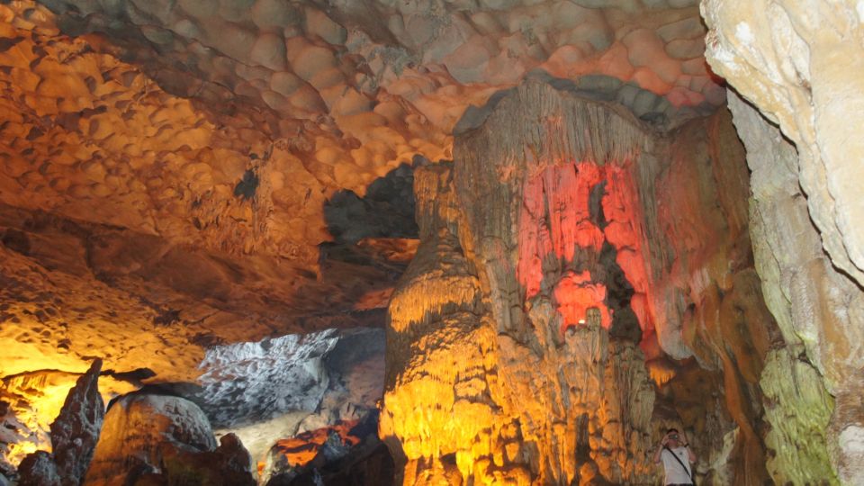 im Inneren einer Höhle bei einer Besichtigung in der Halonbucht