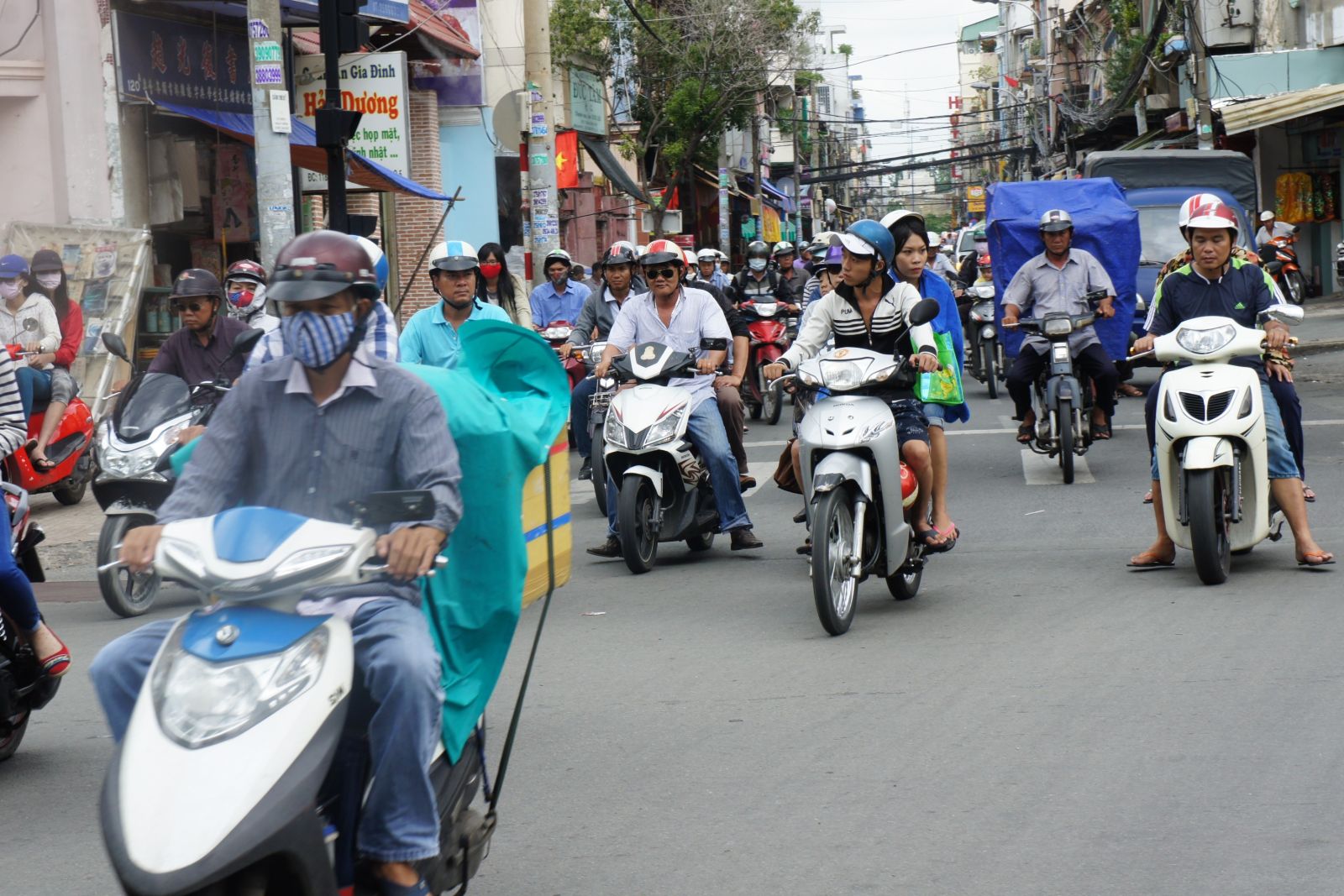 Mofas über Mofas auf den Straßen Vietnams
