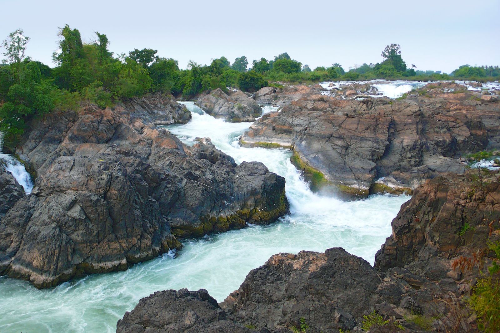 Blick auf einen Teil der ca. 15 m hohen Wasserfälle des Mekong im Bereich der Si Phan Don