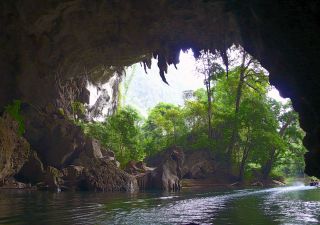 Höhlenausgang der Kong-Lor-Höhle am anderen Ende der Durchfahrt