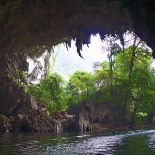 Höhlenausgang der Kong-Lor-Höhle am anderen Ende der Durchfahrt