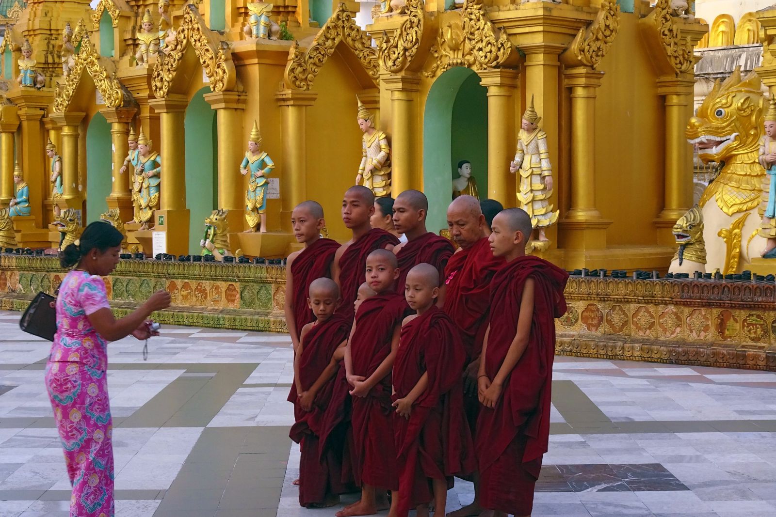 „Foto?“ „No problem!“ Mönche an der  Shwedagon-Pagode