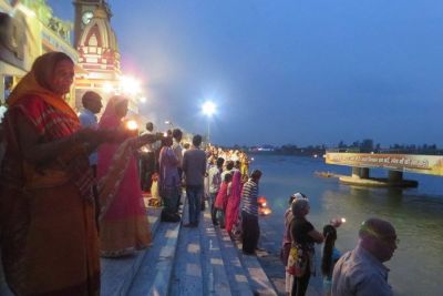 Abendliche Zeremonie in Rishikesh am Ganges