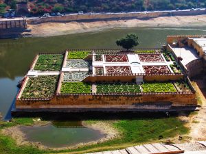 Blick auf den Safran-Garten vom Fort Amber bei Jaipur