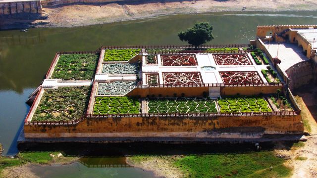 Blick auf den Safran-Garten vom Fort Amber bei Jaipur
