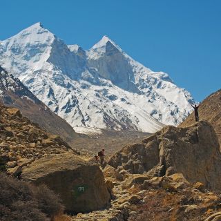 Die über 6000 m hohen Bhagirathi-Spitzen von ihrer abweisenden Seite.