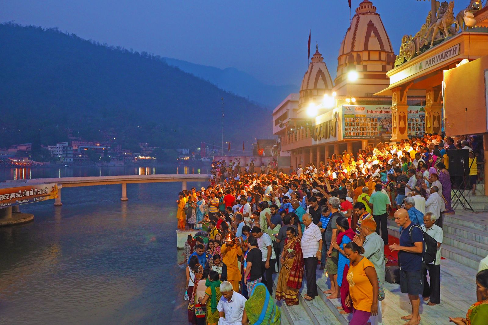 Ganga Aarti Zeremonie am Ganges in Rishikesh