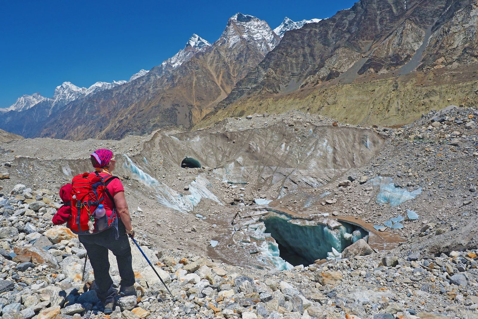 Riesige Eislöcher auf dem Gangotri-Gletscher
