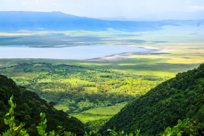 Blick auf das satte Grün des Ngorongoro Kraters in der Regenzeit © Diamir