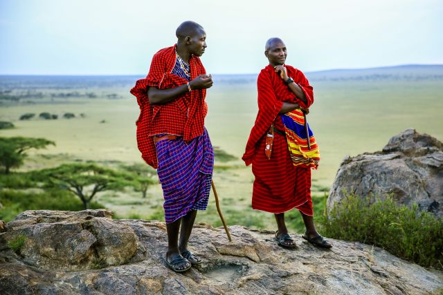 Massai schauen in die Weite