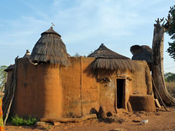 Koussoucoingou,Tata Somba, Huette, Dorf © Diamir