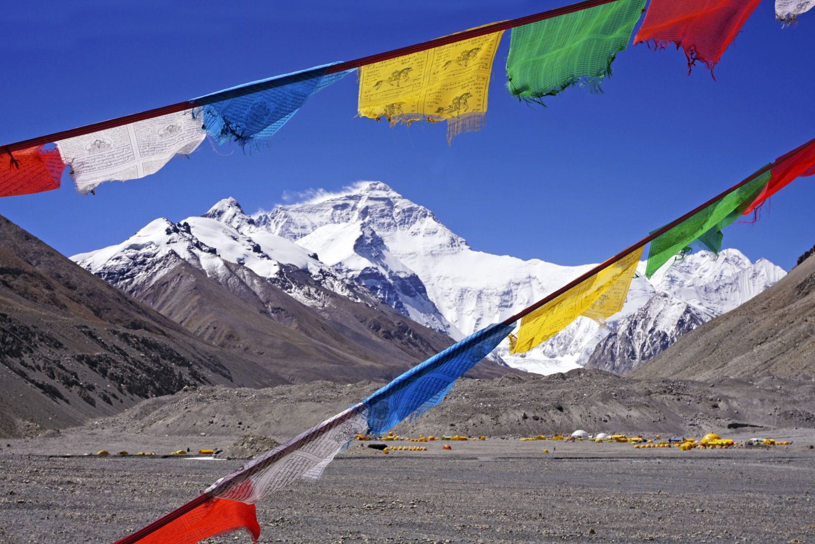 Gebetsfahnen am Mount-Everest-Basislager