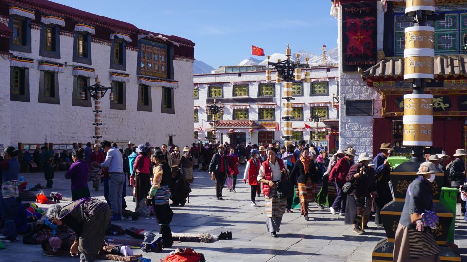Pilgerer auf dem Barkhor in Lhasa