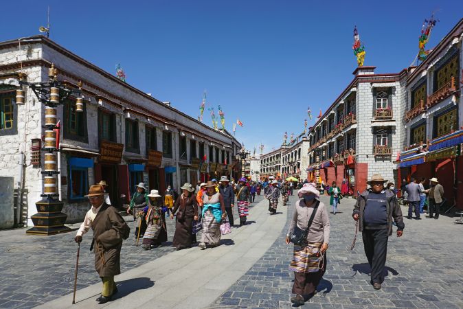 Pilgerer auf dem Barkhor in Lhasa © Diamir
