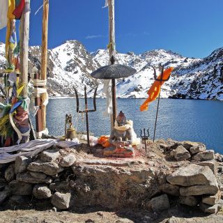 Shiva-Heiligtum am Gosainkund-See