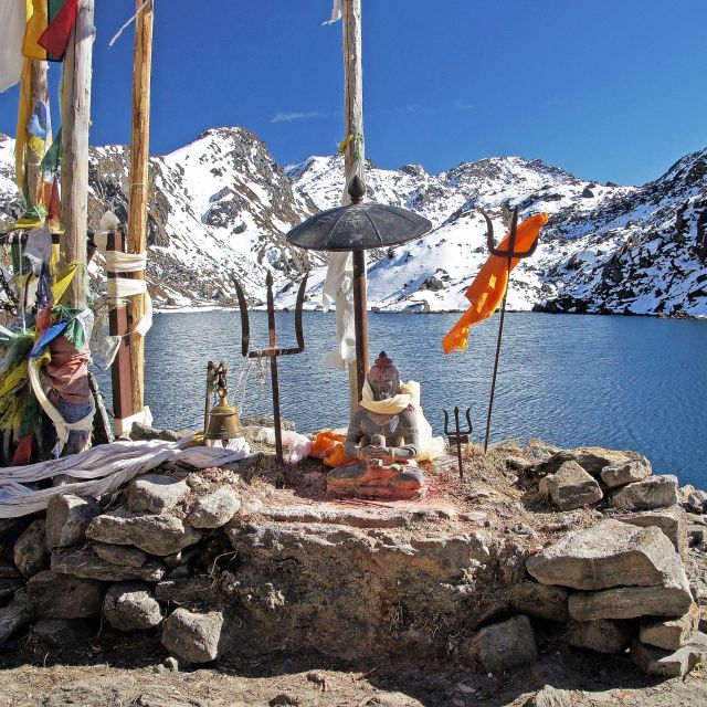 Shiva-Heiligtum am Gosainkund-See