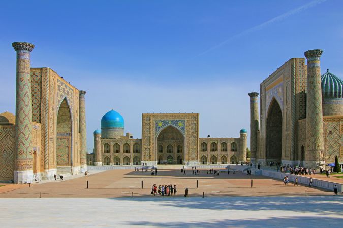 Einer der schönsten Plätze der Welt – der Registan in Samarkand © Diamir