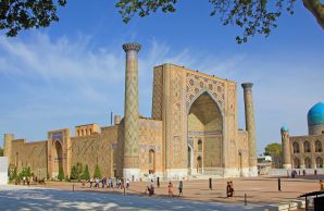 Die Medresse  Ulugbek – eine der drei riesigen Medresen am Registanplatz in Samarkand