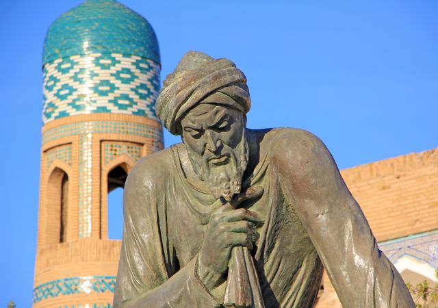 Der Mathematiker Al-Khorezmi vor der Altstadt von Chiwa