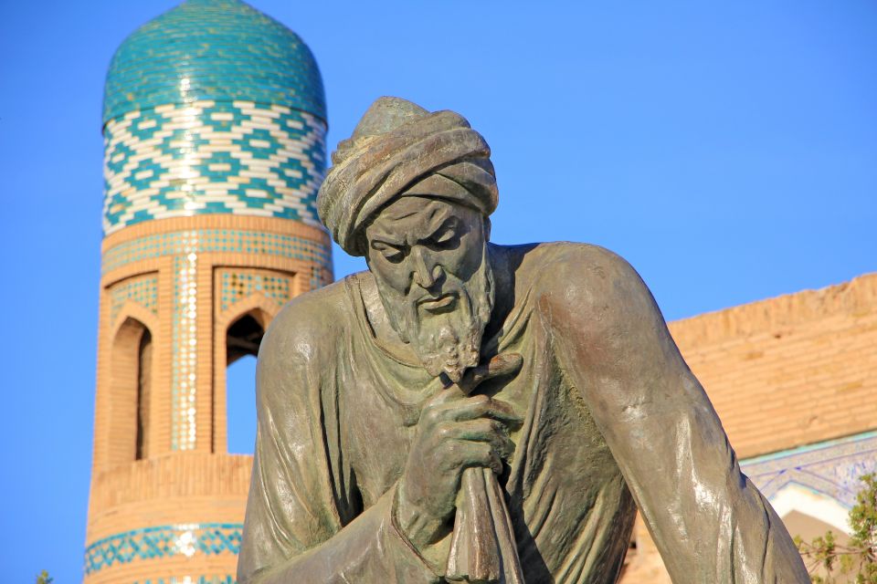 Der Mathematiker Al-Khorezmi vor der Altstadt von Chiwa