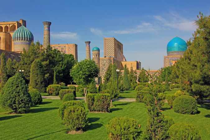 Parkanlage direkt hinter dem Registan in Samarkand © Diamir
