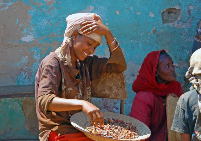 Verkaeuferin am Markt in Eritrea