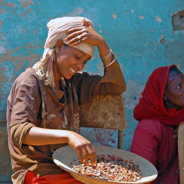 Verkaeuferin am Markt in Eritrea