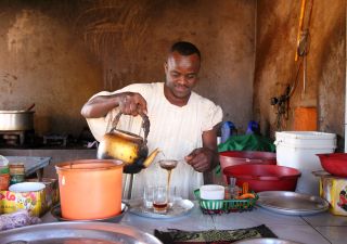 Traditionelle Teezubereitung in Sudan