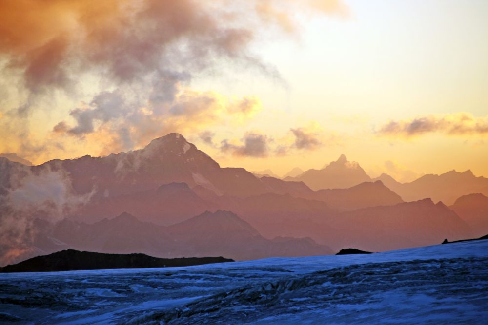 Vom Basislager des Elbrus aus hat man einen schönen Blick auf den Kaukasus.