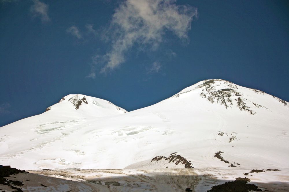 Der formschöne Doppelgipfel des Elbrus.