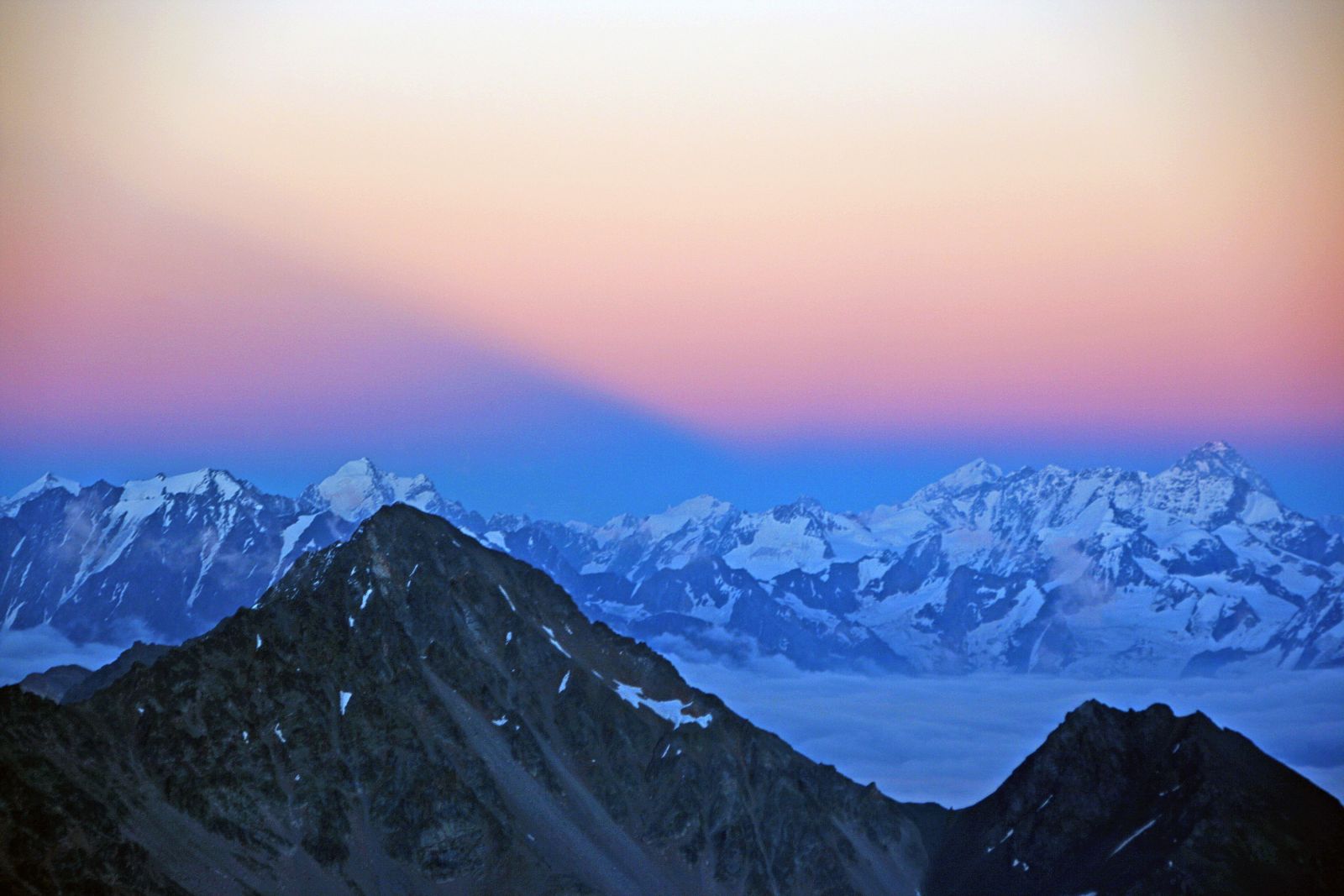 Am Abend zaubert der Sonnenuntergang die schönsten Farben über den Kaukasushauptkamm.