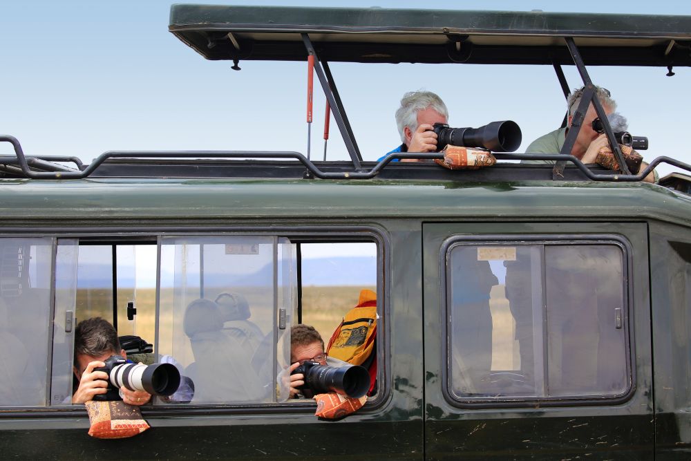 Ideale Voraussetzungen auf einer Fotoreise: Genügend Platz im Fahrzeug, Bohnensäcke für jeden Reisegast, üppig viel Zeit zum gezielten Beobachten von Fotomotiven und Szenen. Bei Den Tansania-Fotoreisen steht genau das im Mittelpunkt. Mehrere Tage in Mitte