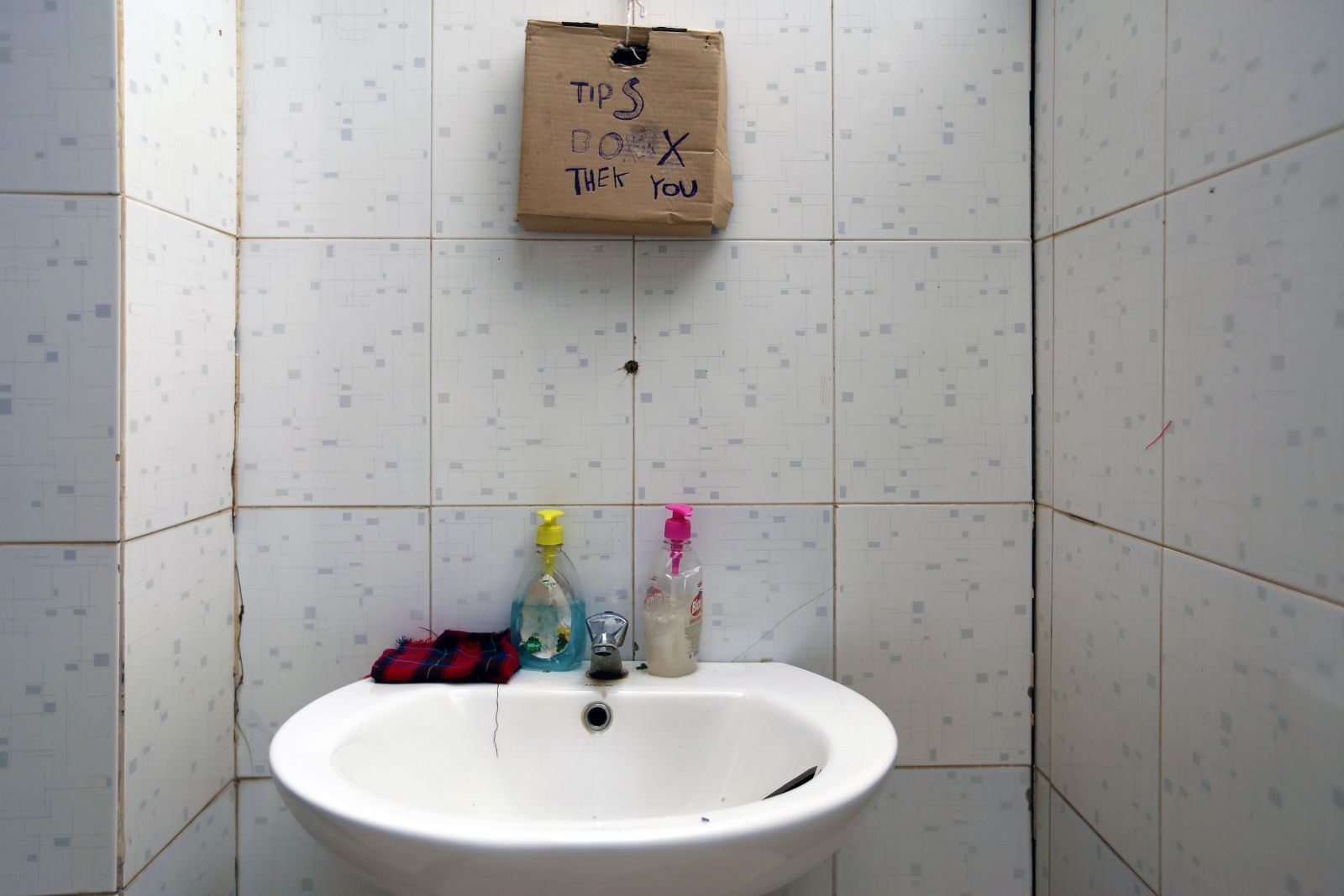 Andere Länder, andere Sitten… Trinkgeldkasse direkt am Waschbecken einer Toilette mitten in der Serengeti. Auch dieses Motiv erzählt eine Geschichte…