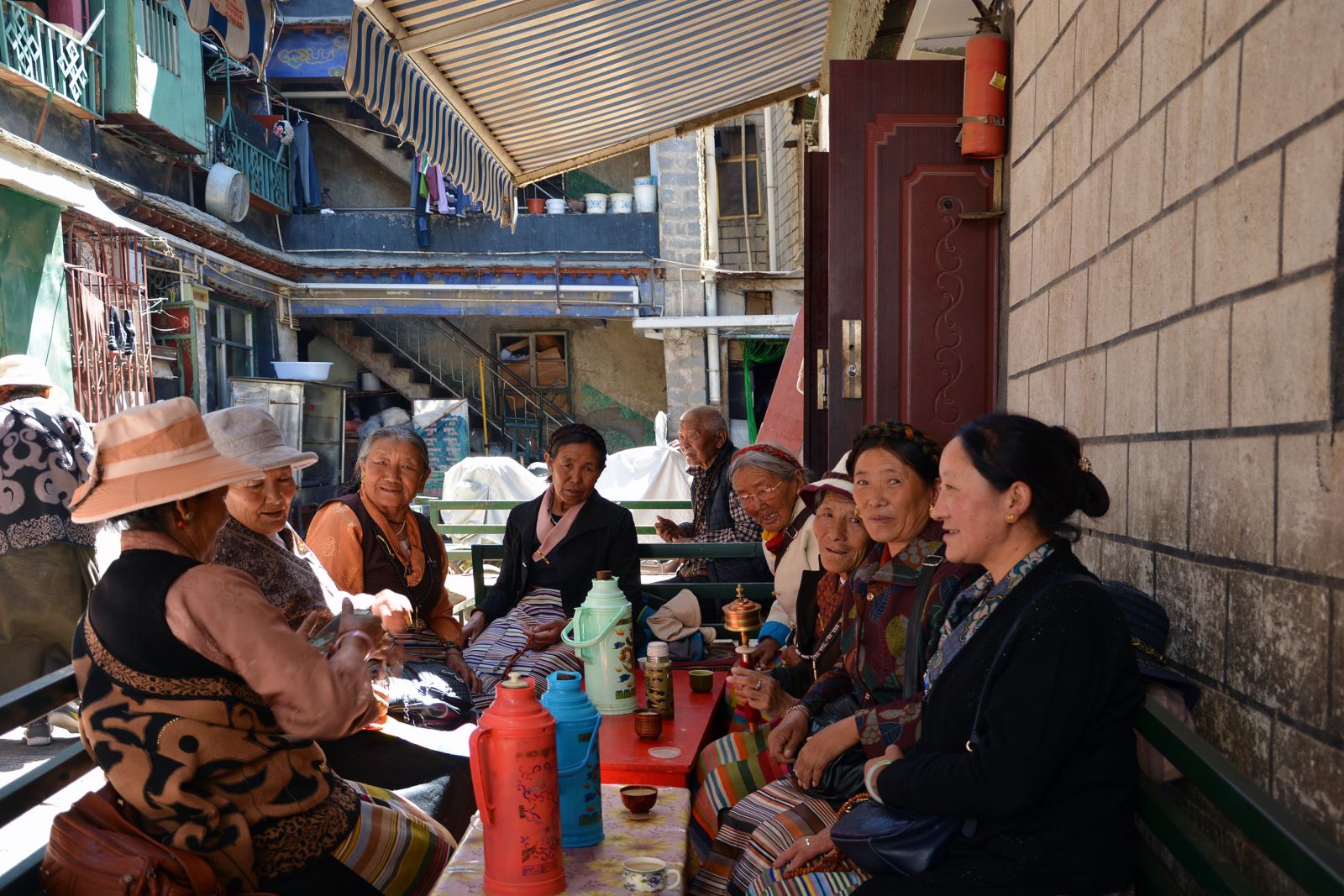 Frauen in Lhasa bei Buttertee