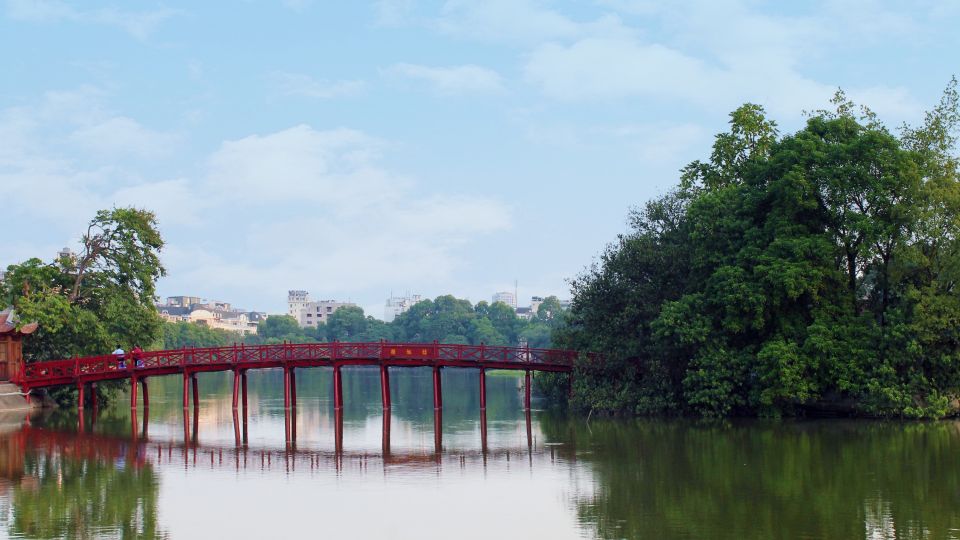 The-Huc-Brücke im Morgenlicht am Hoan-Kiem-See in Hanoi