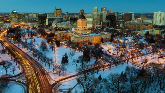 Das Parlament und die Skyline Winnipegs im Winter