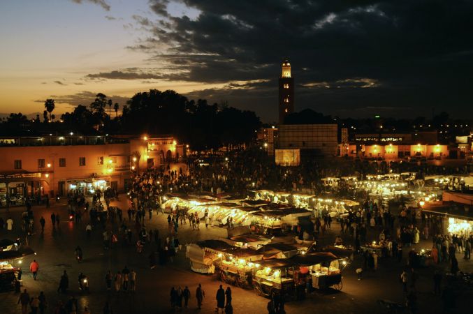 Abendstimmung auf Djemaa el-Fna, Marrakesch, Marokko © Diamir