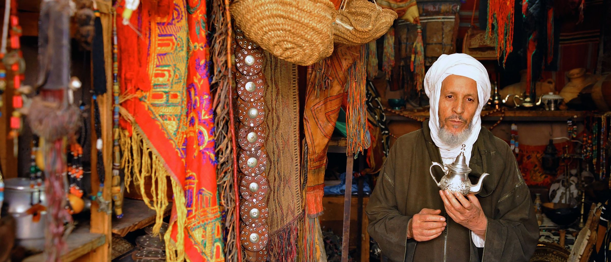 Aladins Wunderkanne im Souk in Marrakesch, Marokko