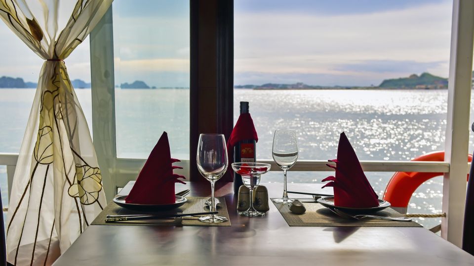 Blick auf die Halongbucht aus dem Speisesaal einer Dschunke von La Fairy Sails