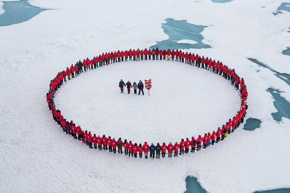 Menschenkreis am Nordpol