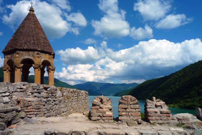 Blick von der Ananuri-Kirche auf den Zhinvali-See. © Diamir
