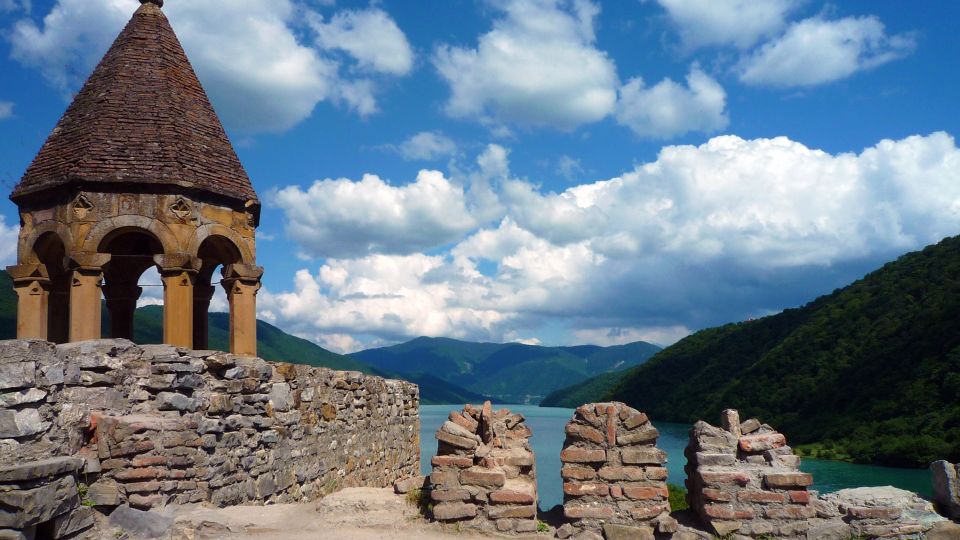 Blick von der Ananuri-Kirche auf den Zhinvali-See.