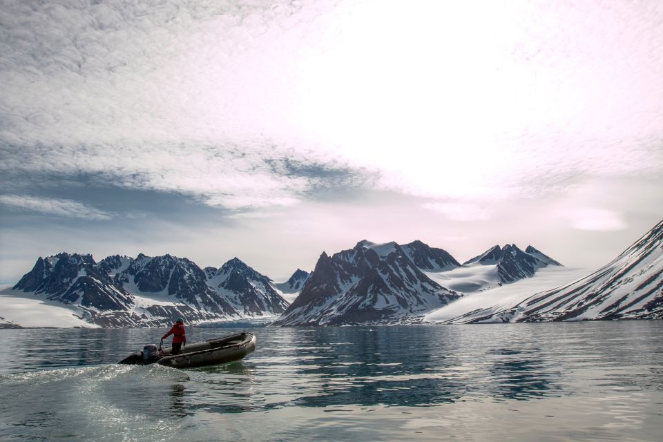 Einsames Zodiac vor arktischer Landschaft
