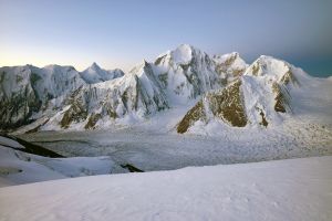 Zu Füßen des Spantik verläuft der gewaltige Chogolungma-Gletscher.