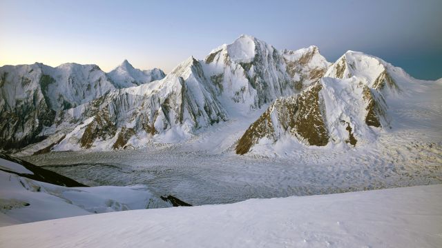 Zu Füßen des Spantik verläuft der gewaltige Chogolungma-Gletscher.
