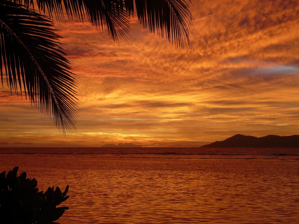 Ein wunderschöne Sonneuntergang über dem Indizscher Ozean von der Insel La Digue
