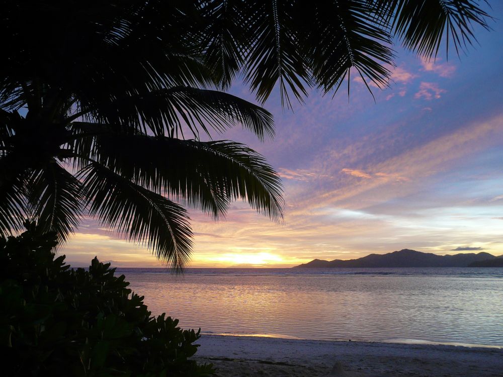 Ein wunderschöne Sonneuntergang über dem Indizscher Ozean von der Insel La Digue